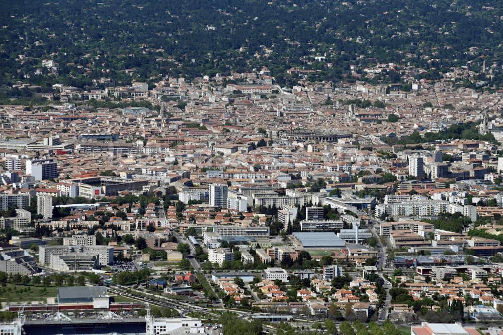 Nîmes von oben - Stadtansicht vom Innenstadtbereich in Nîmes in Languedoc-Roussillon Midi-Pyrenees, Frankreich