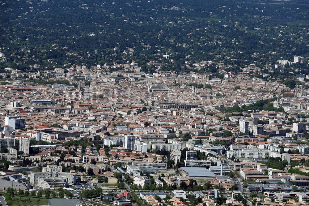 Nîmes aus der Vogelperspektive: Stadtansicht vom Innenstadtbereich in Nîmes in Languedoc-Roussillon Midi-Pyrenees, Frankreich