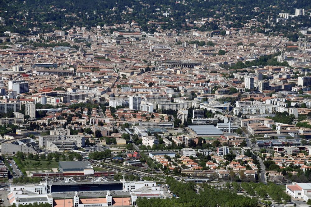 Luftbild Nîmes - Stadtansicht vom Innenstadtbereich in Nîmes in Languedoc-Roussillon Midi-Pyrenees, Frankreich