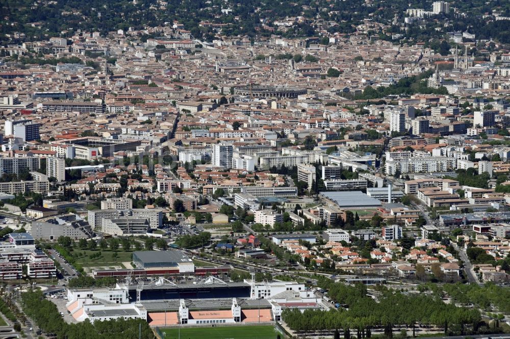 Luftaufnahme Nîmes - Stadtansicht vom Innenstadtbereich in Nîmes in Languedoc-Roussillon Midi-Pyrenees, Frankreich