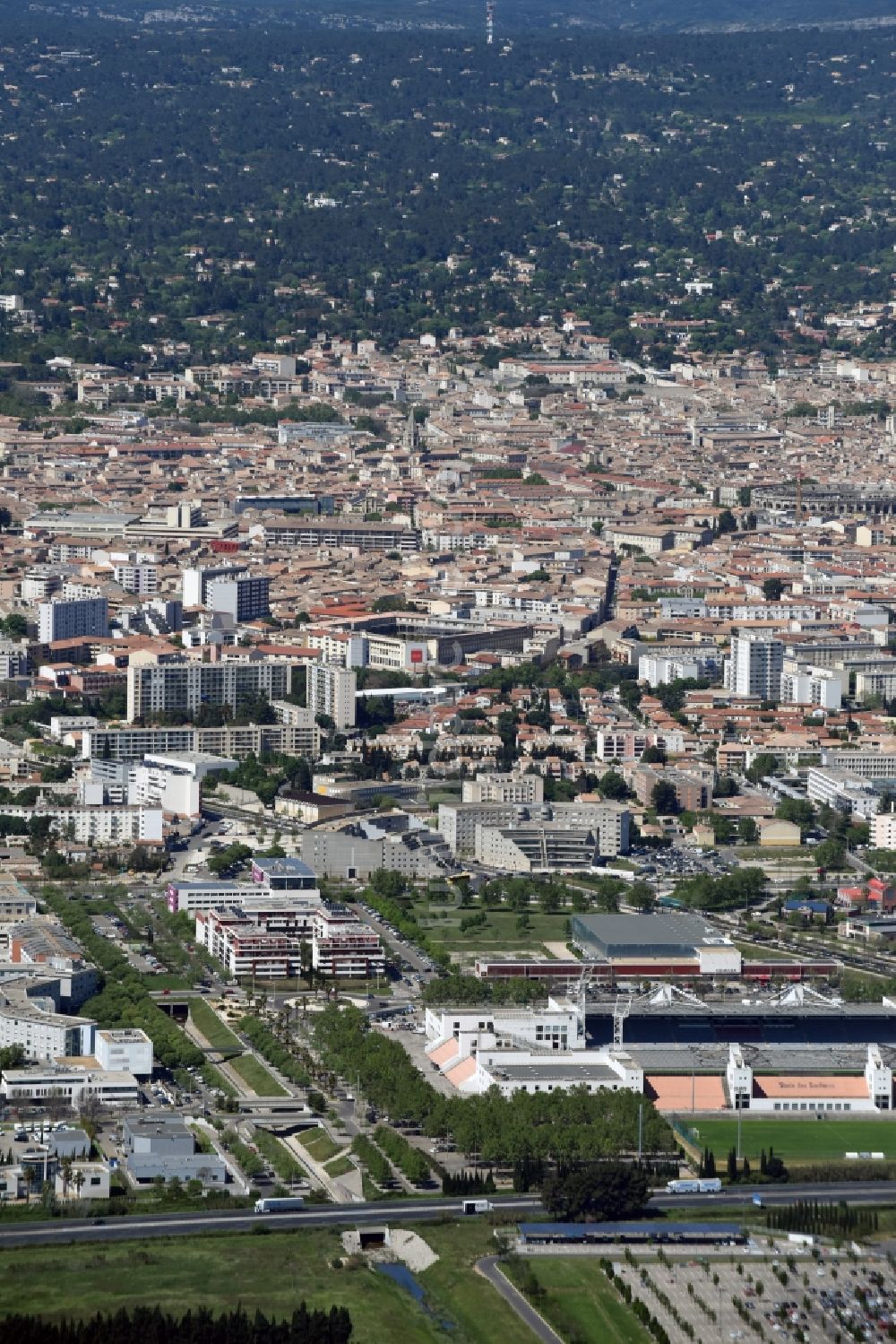 Nîmes von oben - Stadtansicht vom Innenstadtbereich in Nîmes in Languedoc-Roussillon Midi-Pyrenees, Frankreich