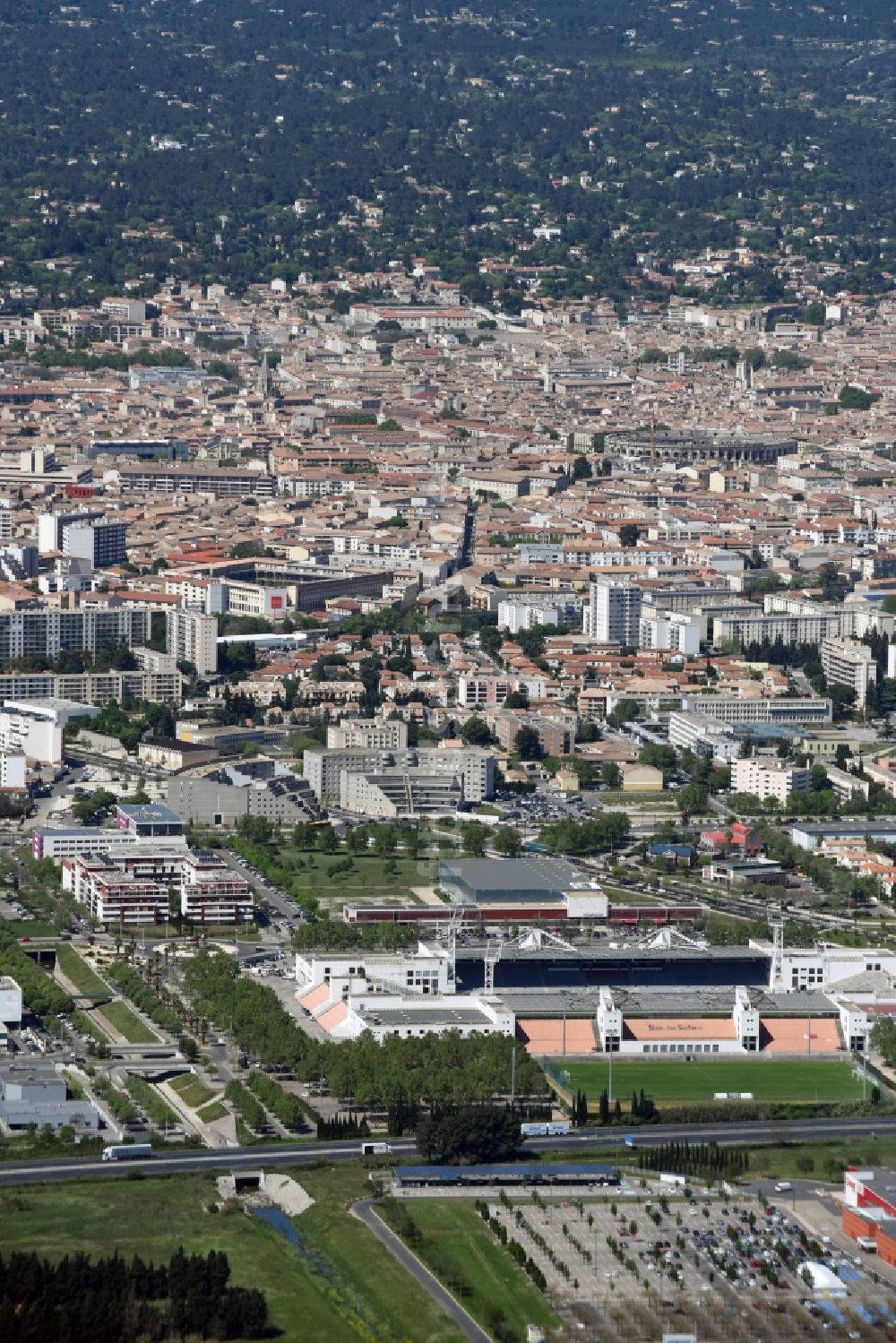 Nîmes aus der Vogelperspektive: Stadtansicht vom Innenstadtbereich in Nîmes in Languedoc-Roussillon Midi-Pyrenees, Frankreich