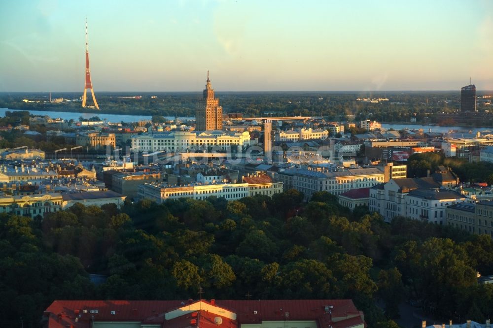 Luftaufnahme Riga - Stadtansicht vom Innenstadtbereich im Ortsteil Centra rajons in Riga in Livland, Lettland