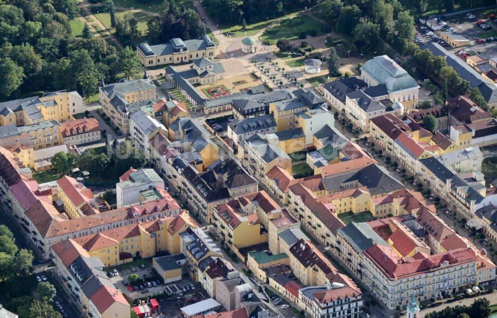 Luftaufnahme Františkovy Lázn? - Stadtansicht vom Innenstadtbereich im Ortsteil Franzensbad in Frantiskovy Lazne in Karlovarsky kraj, Tschechische Republik