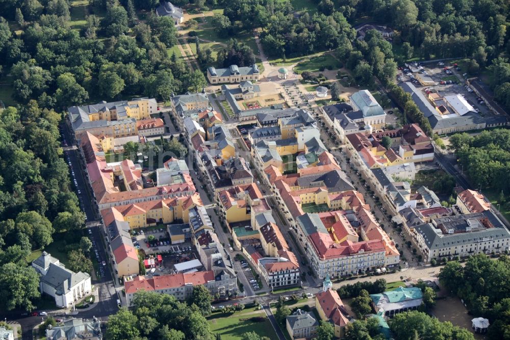 Františkovy Lázn? von oben - Stadtansicht vom Innenstadtbereich im Ortsteil Franzensbad in Frantiskovy Lazne in Karlovarsky kraj, Tschechische Republik