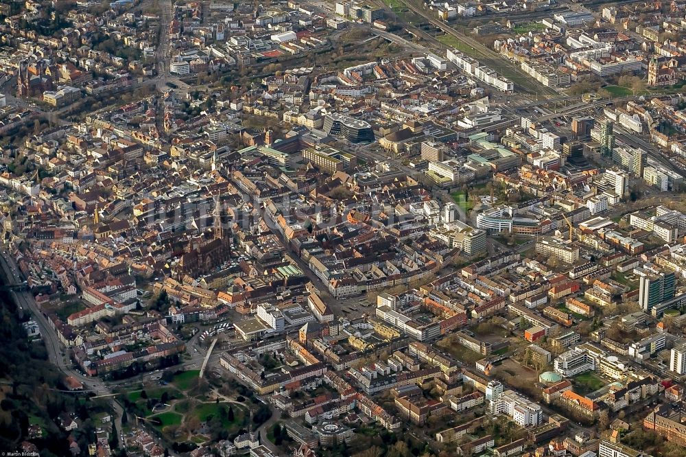 Luftbild Freiburg im Breisgau - Stadtansicht vom Innenstadtbereich im Ortsteil Mitte in Freiburg im Breisgau im Bundesland Baden-Württemberg