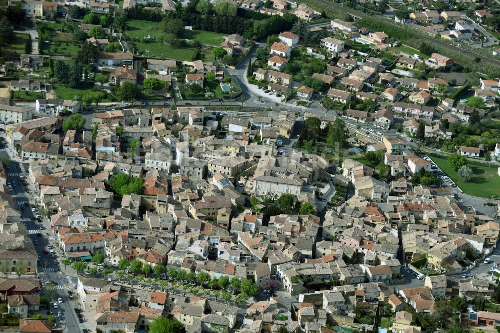 Piolenc aus der Vogelperspektive: Stadtansicht vom Innenstadtbereich in Piolenc in Provence-Alpes-Cote d'Azur, Frankreich