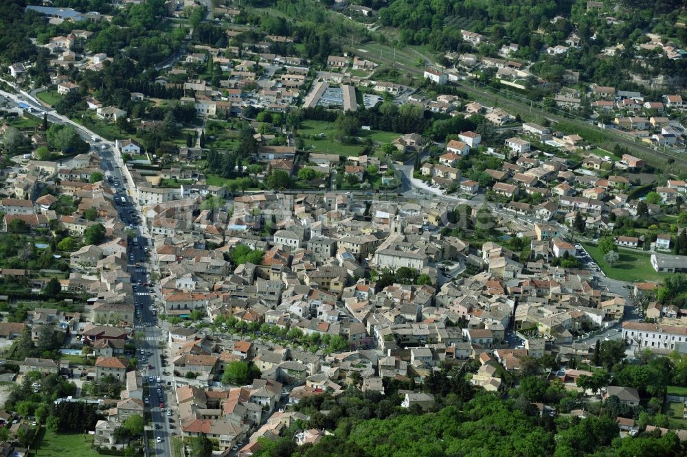 Piolenc von oben - Stadtansicht vom Innenstadtbereich in Piolenc in Provence-Alpes-Cote d'Azur, Frankreich