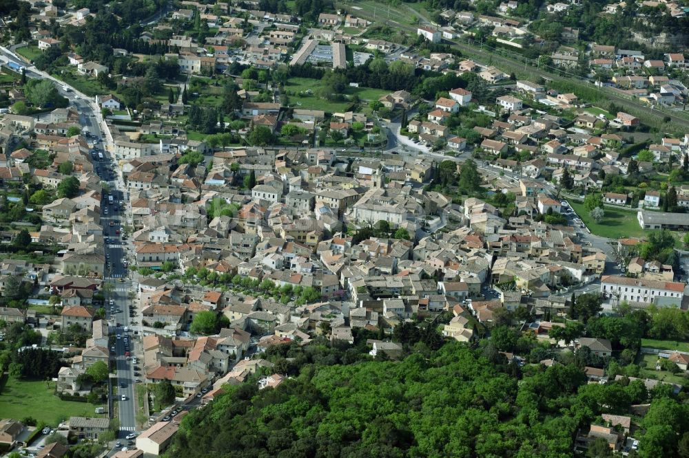 Piolenc aus der Vogelperspektive: Stadtansicht vom Innenstadtbereich in Piolenc in Provence-Alpes-Cote d'Azur, Frankreich