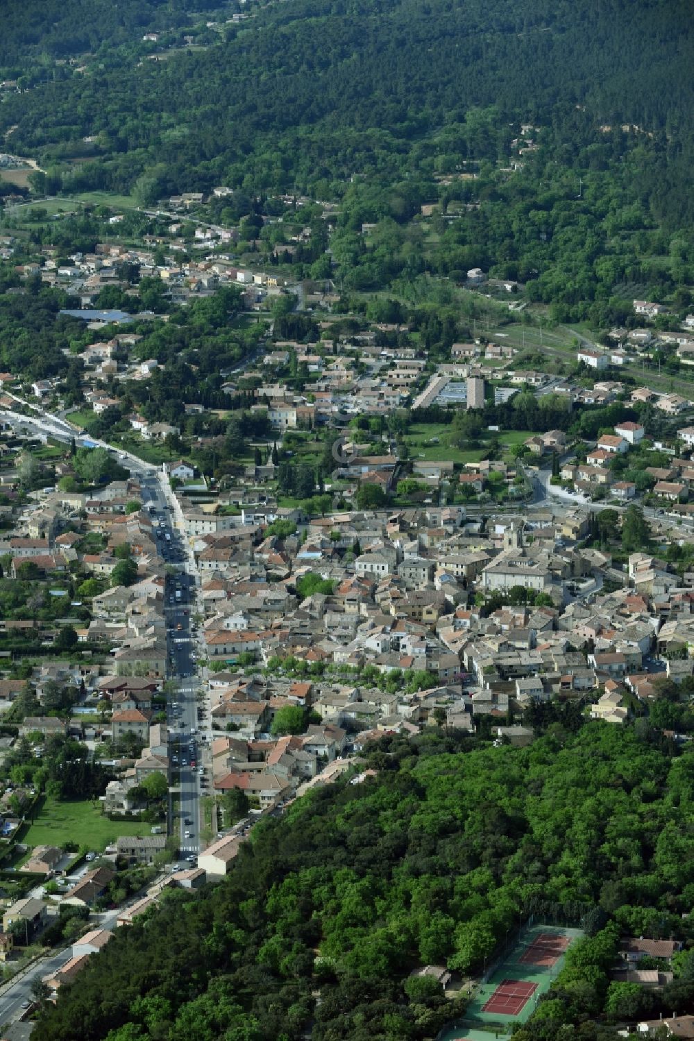 Luftaufnahme Piolenc - Stadtansicht vom Innenstadtbereich in Piolenc in Provence-Alpes-Cote d'Azur, Frankreich