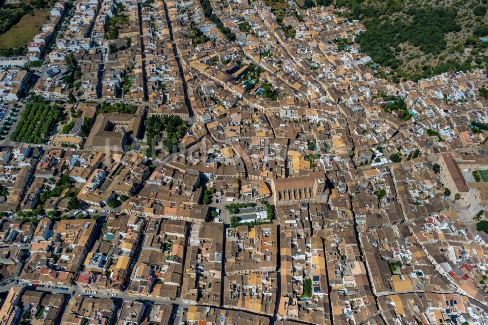 Pollenca von oben - Stadtansicht vom Innenstadtbereich in Pollenca in Balearische Insel Mallorca, Spanien