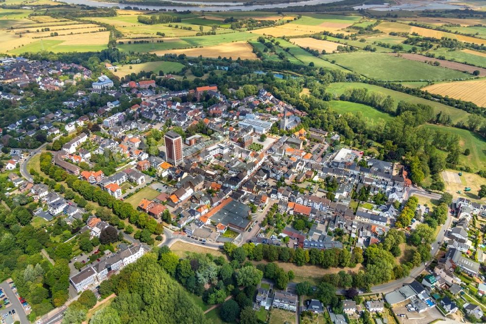 Rheinberg von oben - Stadtansicht vom Innenstadtbereich in Rheinberg im Bundesland Nordrhein-Westfalen, Deutschland