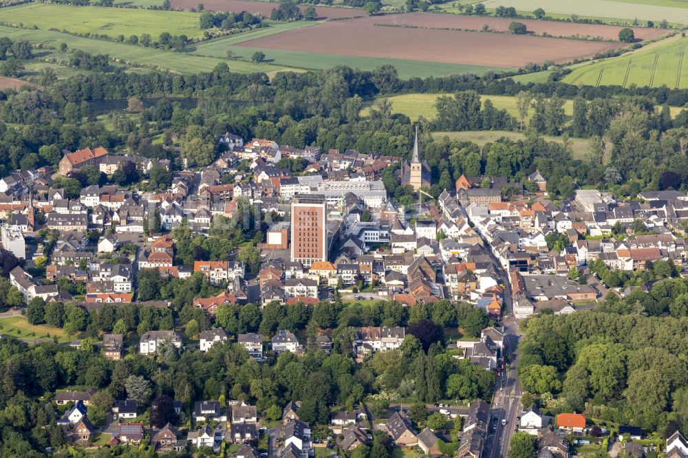 Rheinberg von oben - Stadtansicht vom Innenstadtbereich in Rheinberg im Bundesland Nordrhein-Westfalen, Deutschland