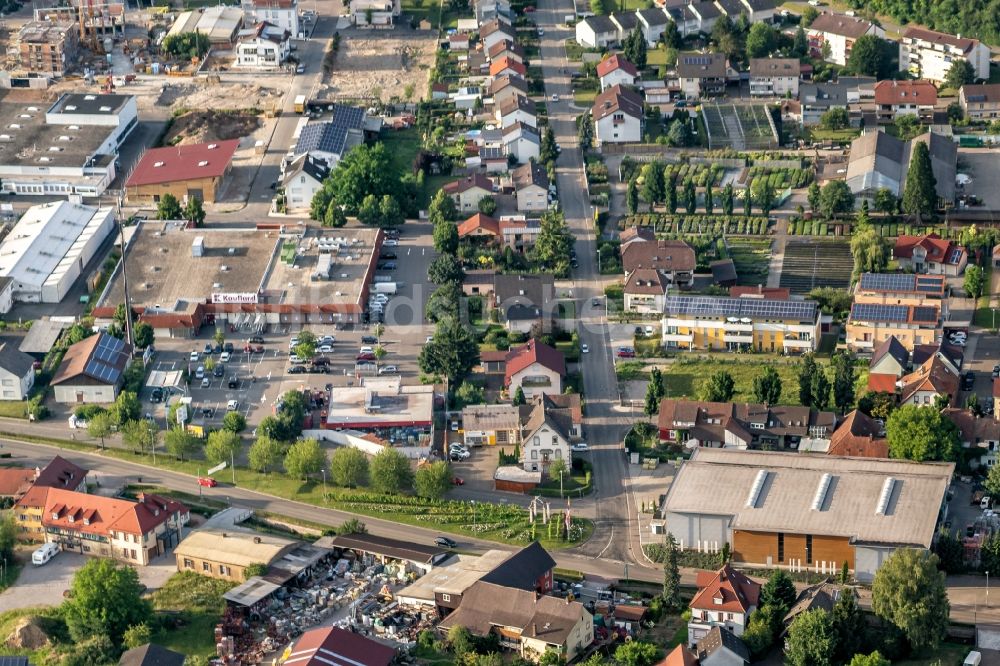 Ettenheim von oben - Stadtansicht vom Innenstadtbereich Rheinstrasse Ziegelweg in Ettenheim im Bundesland Baden-Württemberg, Deutschland