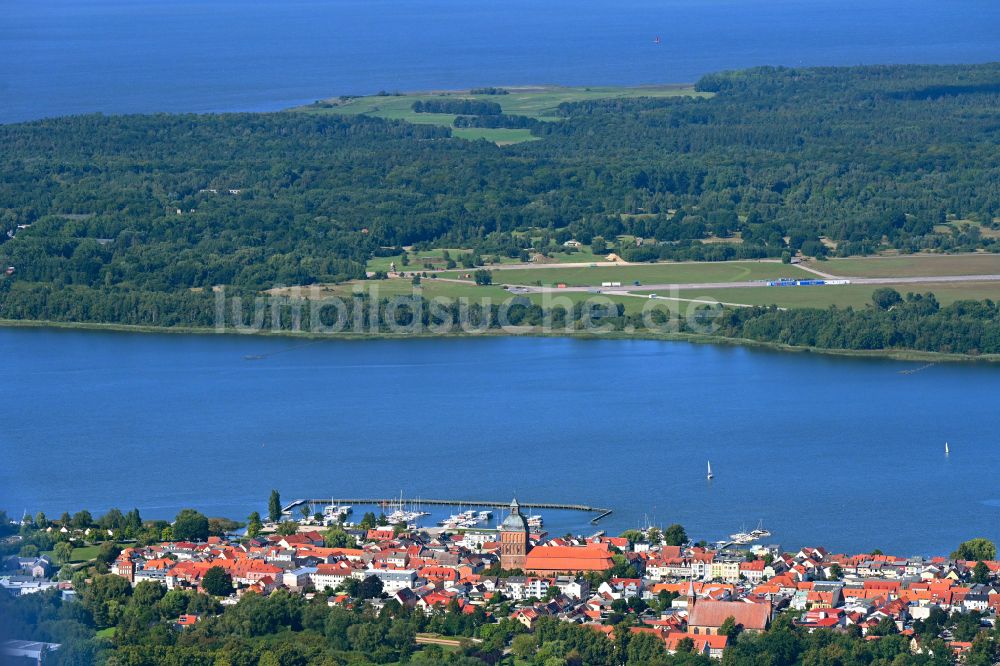 Luftaufnahme Ribnitz - Stadtansicht vom Innenstadtbereich in Ribnitz-Damgarten im Bundesland Mecklenburg-Vorpommern, Deutschland