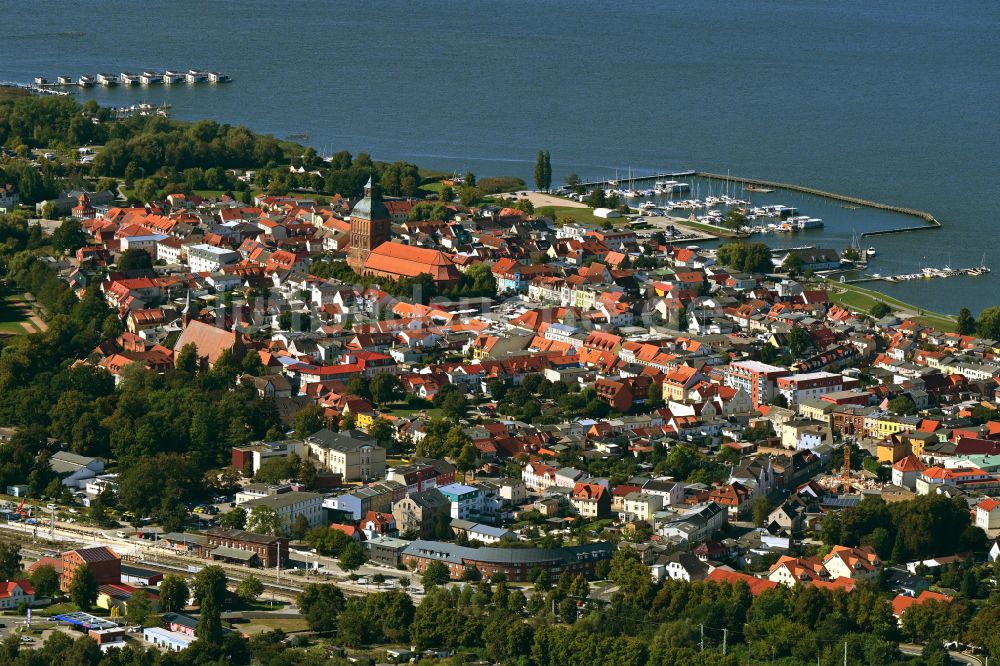 Luftaufnahme Ribnitz-Damgarten - Stadtansicht vom Innenstadtbereich in Ribnitz-Damgarten im Bundesland Mecklenburg-Vorpommern, Deutschland