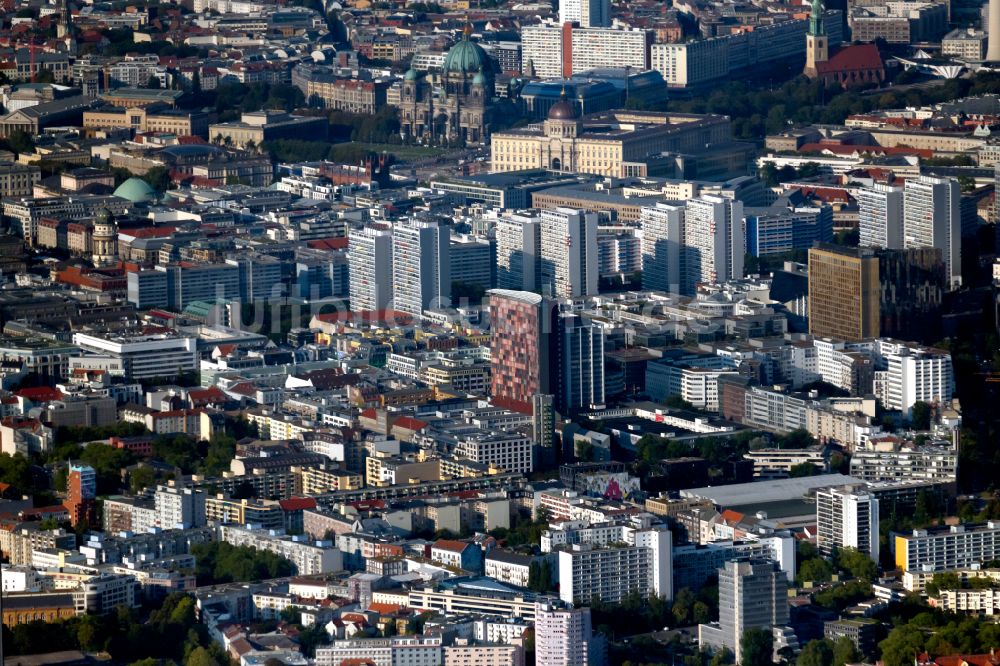 Luftaufnahme Berlin - Stadtansicht vom Innenstadtbereich mit Rocket Tower GSW-Hochhaus, dem Hochhaus-Ensemble an der Leipziger Straße und Berliner Stadtschloss - Stadtschloss Berlin in Berlin, Deutschland