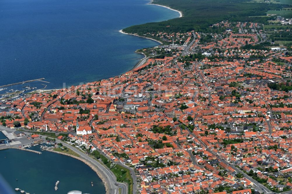 Ronne - Insel Bornholm von oben - Stadtansicht vom Innenstadtbereich in Ronne - Insel Bornholm in Region Hovedstaden, Dänemark