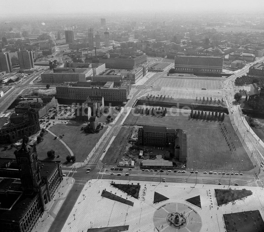 Berlin von oben - Stadtansicht auf den Innenstadtbereich am Roten Rathaus in Berlin - Mitte