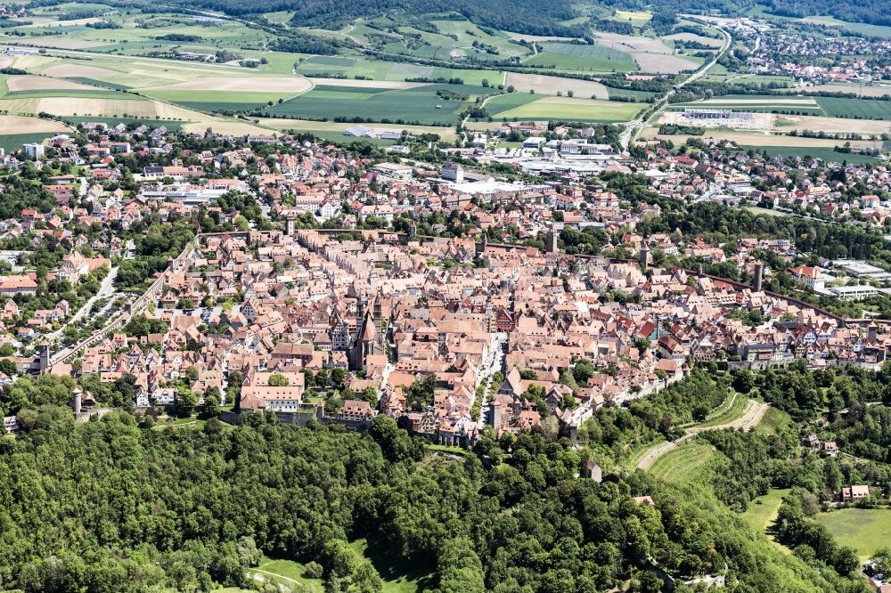 Rothenburg ob der Tauber von oben - Stadtansicht vom Innenstadtbereich in Rothenburg ob der Tauber im Bundesland Bayern, Deutschland