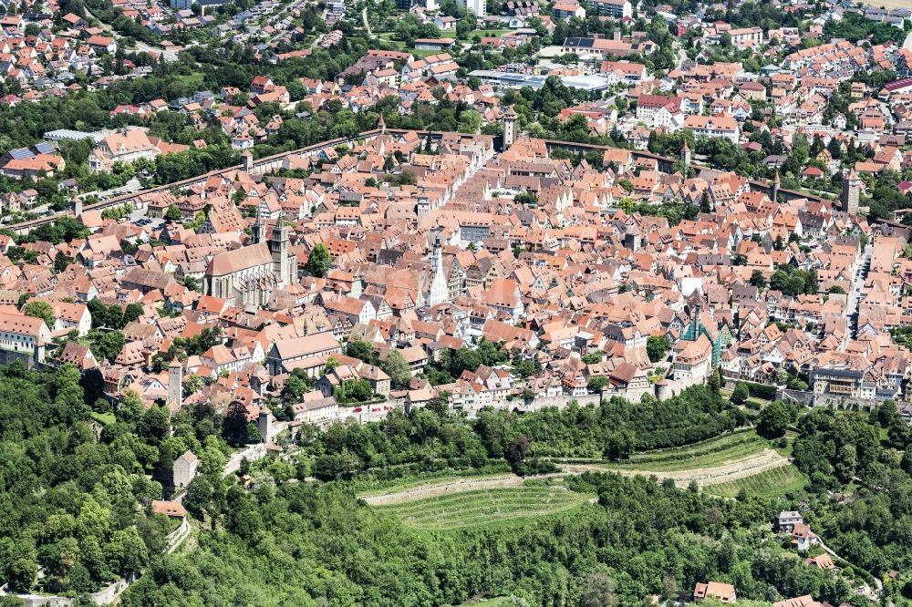 Luftaufnahme Rothenburg ob der Tauber - Stadtansicht vom Innenstadtbereich in Rothenburg ob der Tauber im Bundesland Bayern, Deutschland