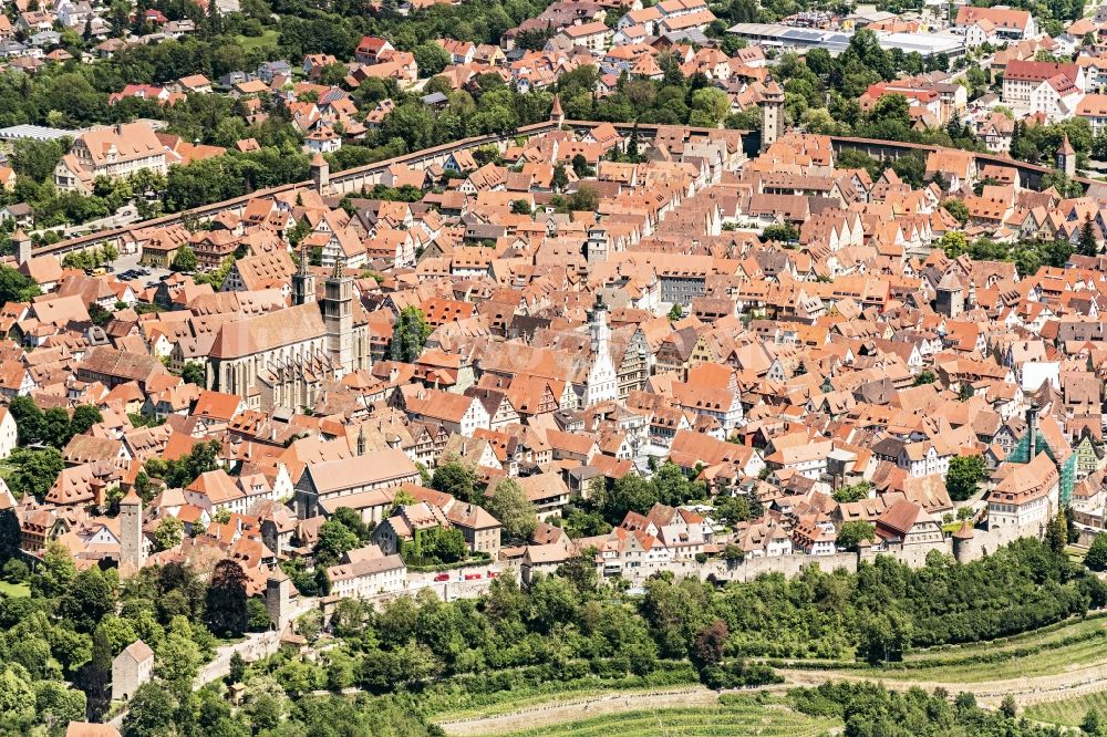 Rothenburg ob der Tauber von oben - Stadtansicht vom Innenstadtbereich in Rothenburg ob der Tauber im Bundesland Bayern, Deutschland