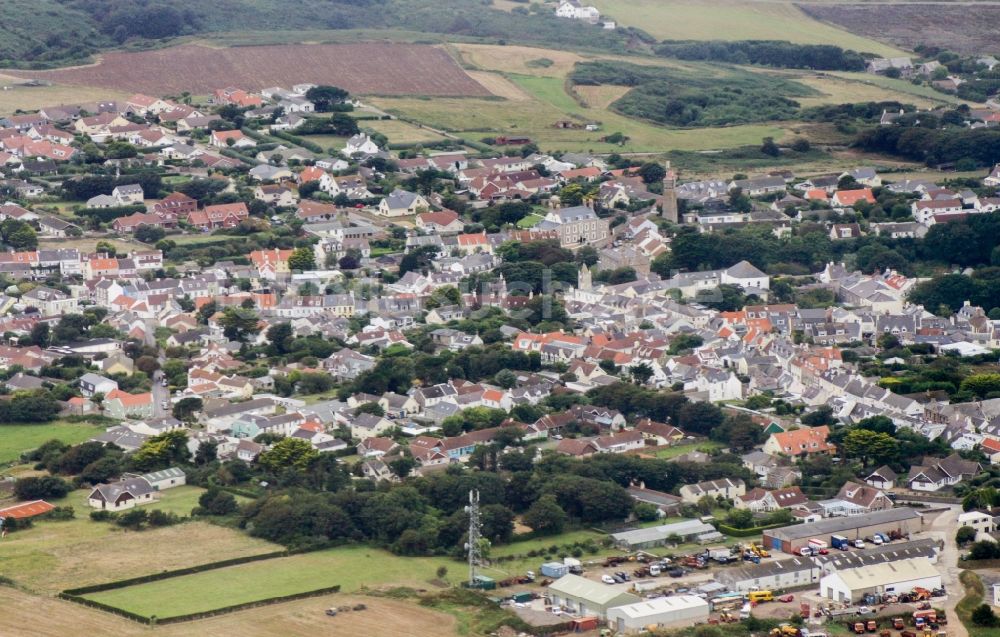 Saint Anne von oben - Stadtansicht vom Innenstadtbereich in Saint Anne in Alderney, Guernsey