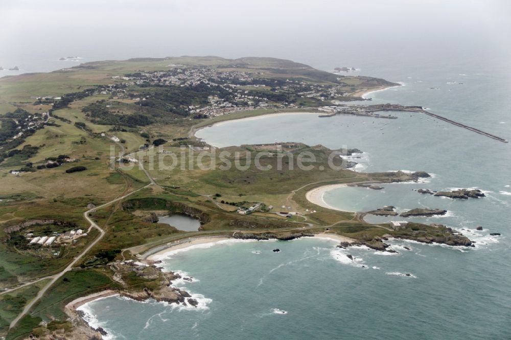 Saint Anne aus der Vogelperspektive: Stadtansicht vom Innenstadtbereich in Saint Anne in Alderney, Guernsey