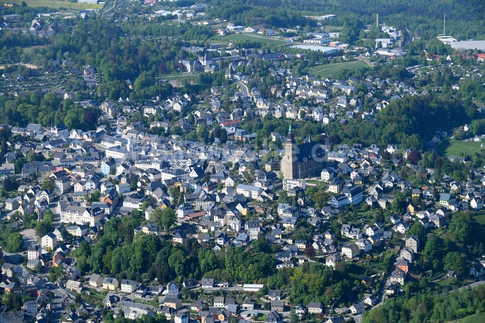 Schneeberg von oben - Stadtansicht vom Innenstadtbereich mit der Sankt Wolfgang Kirche in Schneeberg im Bundesland Sachsen, Deutschland