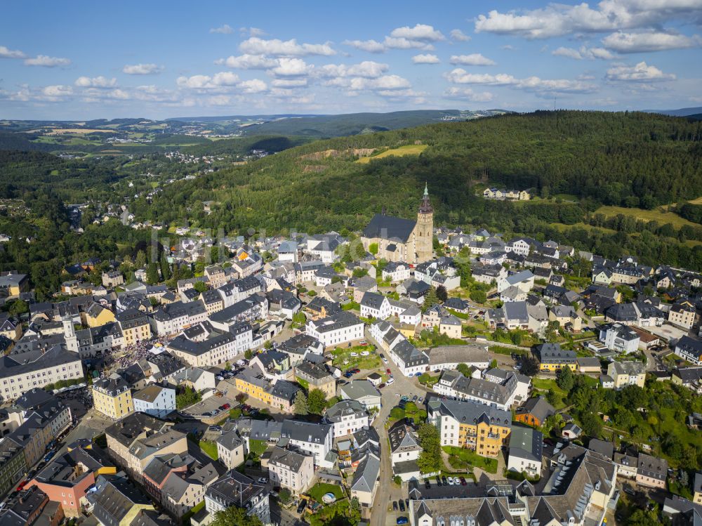 Luftbild Schneeberg - Stadtansicht vom Innenstadtbereich mit der Sankt Wolfgang Kirche in Schneeberg im Bundesland Sachsen, Deutschland