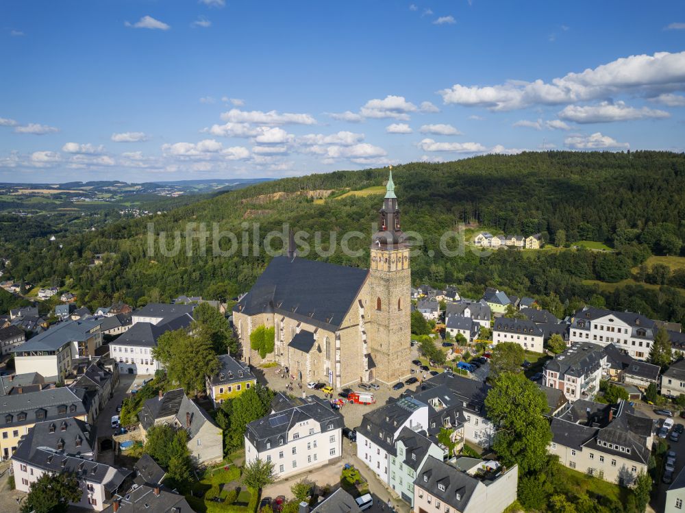 Luftaufnahme Schneeberg - Stadtansicht vom Innenstadtbereich mit der Sankt Wolfgang Kirche in Schneeberg im Bundesland Sachsen, Deutschland