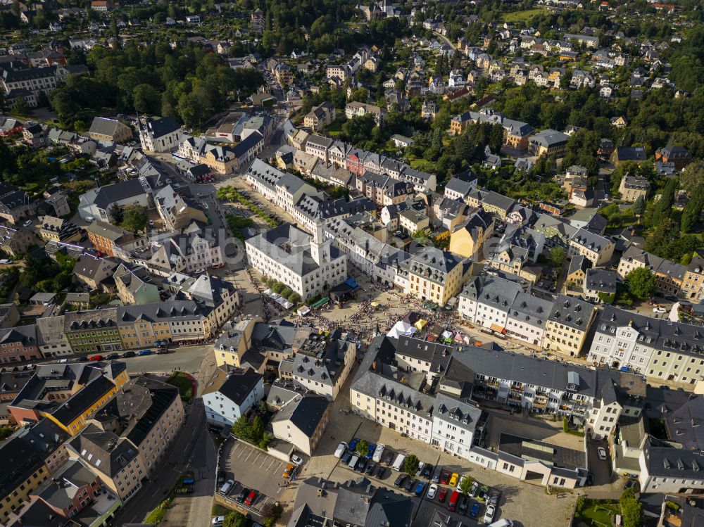 Schneeberg aus der Vogelperspektive: Stadtansicht vom Innenstadtbereich mit der Sankt Wolfgang Kirche in Schneeberg im Bundesland Sachsen, Deutschland