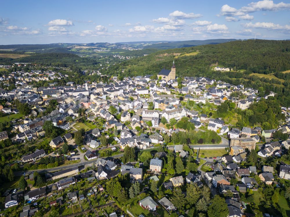 Luftaufnahme Schneeberg - Stadtansicht vom Innenstadtbereich mit der Sankt Wolfgang Kirche in Schneeberg im Bundesland Sachsen, Deutschland