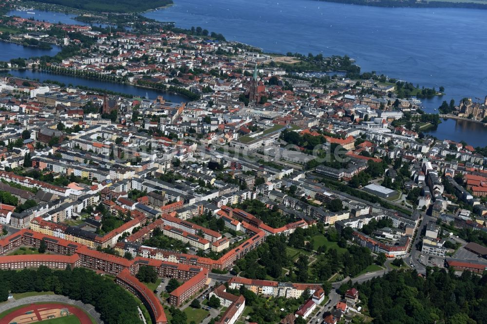 Luftaufnahme Schwerin - Stadtansicht vom Innenstadtbereich in Schwerin im Bundesland Mecklenburg-Vorpommern