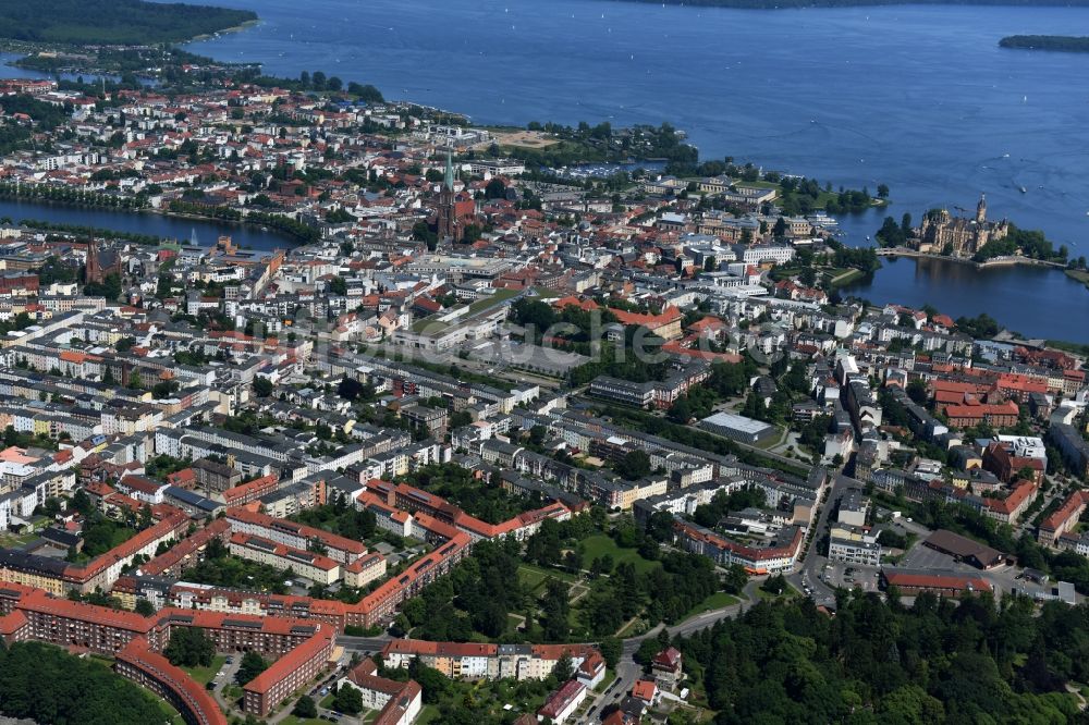 Schwerin von oben - Stadtansicht vom Innenstadtbereich in Schwerin im Bundesland Mecklenburg-Vorpommern