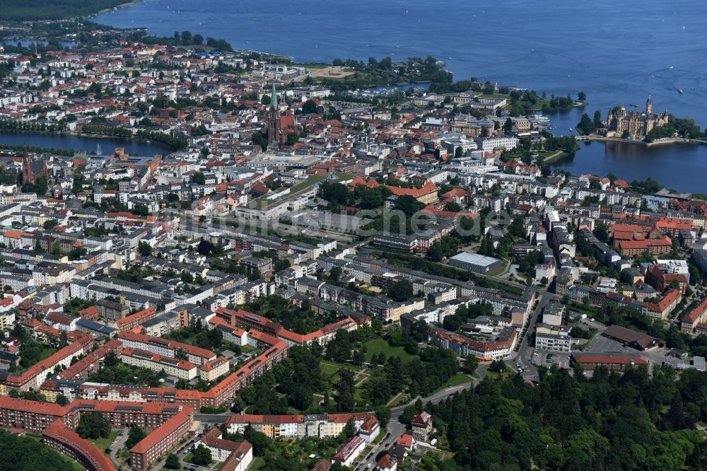 Schwerin aus der Vogelperspektive: Stadtansicht vom Innenstadtbereich in Schwerin im Bundesland Mecklenburg-Vorpommern