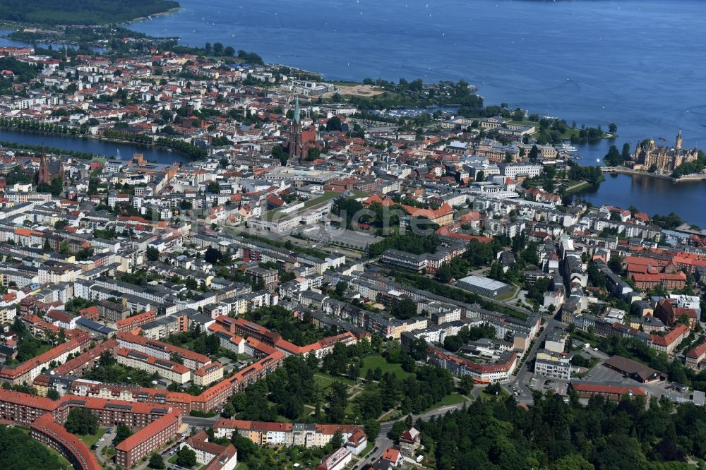 Luftaufnahme Schwerin - Stadtansicht vom Innenstadtbereich in Schwerin im Bundesland Mecklenburg-Vorpommern