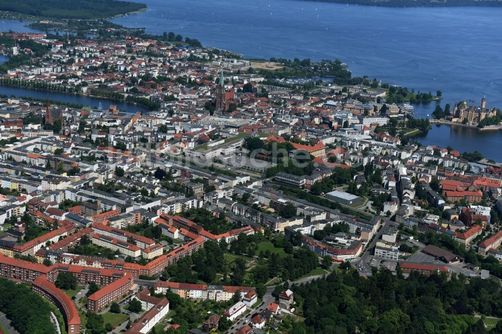 Schwerin von oben - Stadtansicht vom Innenstadtbereich in Schwerin im Bundesland Mecklenburg-Vorpommern