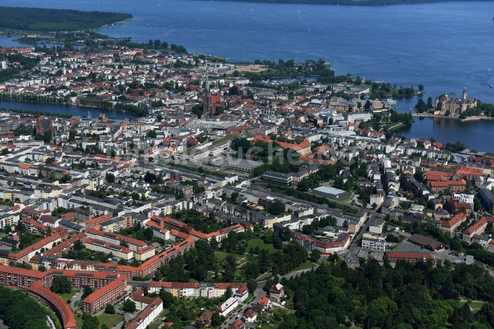 Schwerin aus der Vogelperspektive: Stadtansicht vom Innenstadtbereich in Schwerin im Bundesland Mecklenburg-Vorpommern