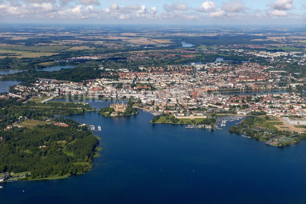 Schwerin von oben - Stadtansicht vom Innenstadtbereich in Schwerin im Bundesland Mecklenburg-Vorpommern