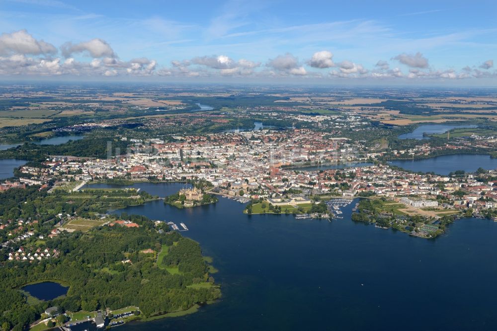 Schwerin aus der Vogelperspektive: Stadtansicht vom Innenstadtbereich in Schwerin im Bundesland Mecklenburg-Vorpommern