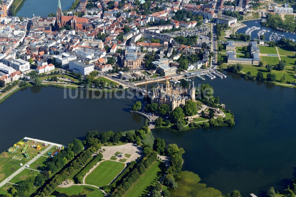 Luftaufnahme Schwerin - Stadtansicht vom Innenstadtbereich in Schwerin im Bundesland Mecklenburg-Vorpommern