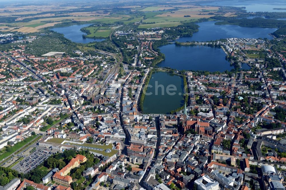 Schwerin aus der Vogelperspektive: Stadtansicht vom Innenstadtbereich in Schwerin im Bundesland Mecklenburg-Vorpommern