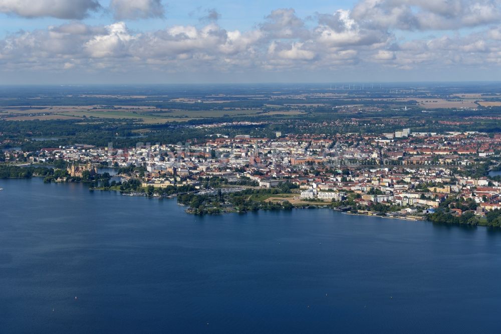 Luftaufnahme Schwerin - Stadtansicht vom Innenstadtbereich in Schwerin im Bundesland Mecklenburg-Vorpommern