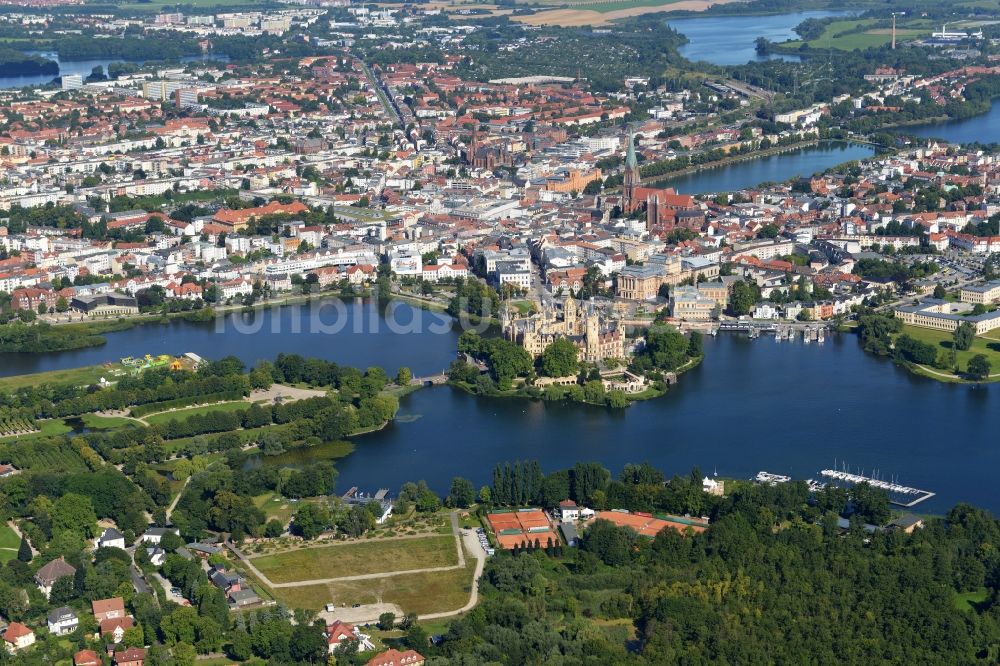 Schwerin von oben - Stadtansicht vom Innenstadtbereich in Schwerin im Bundesland Mecklenburg-Vorpommern