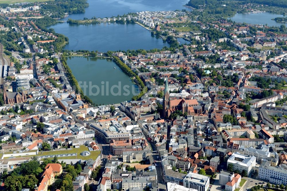 Schwerin aus der Vogelperspektive: Stadtansicht vom Innenstadtbereich in Schwerin im Bundesland Mecklenburg-Vorpommern