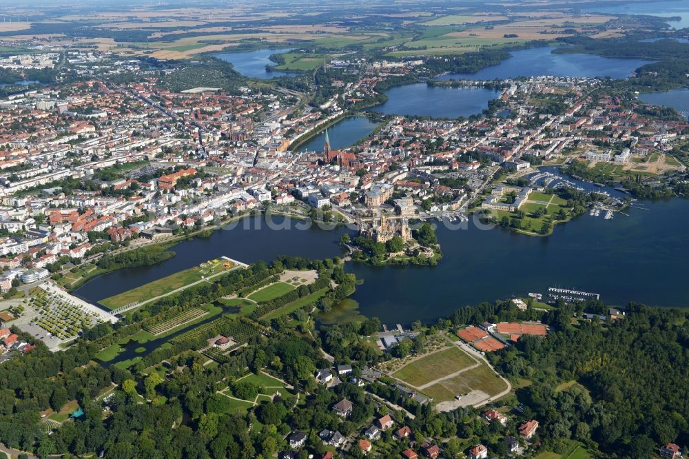 Schwerin aus der Vogelperspektive: Stadtansicht vom Innenstadtbereich in Schwerin im Bundesland Mecklenburg-Vorpommern