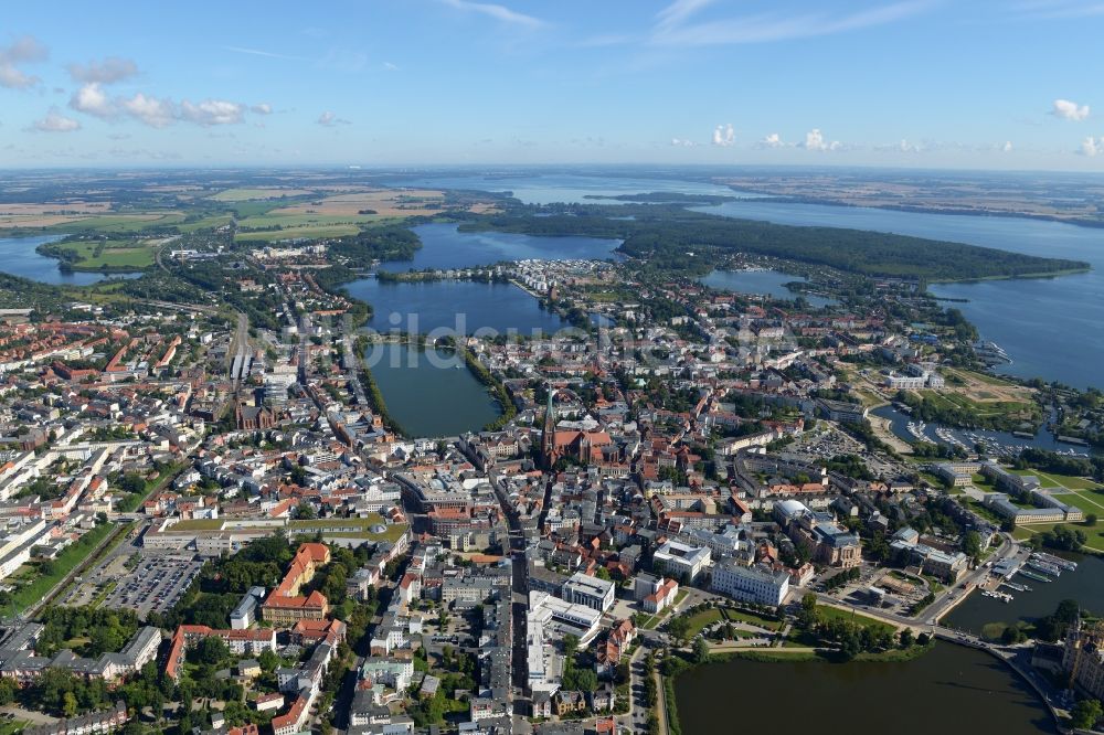 Luftaufnahme Schwerin - Stadtansicht vom Innenstadtbereich in Schwerin im Bundesland Mecklenburg-Vorpommern