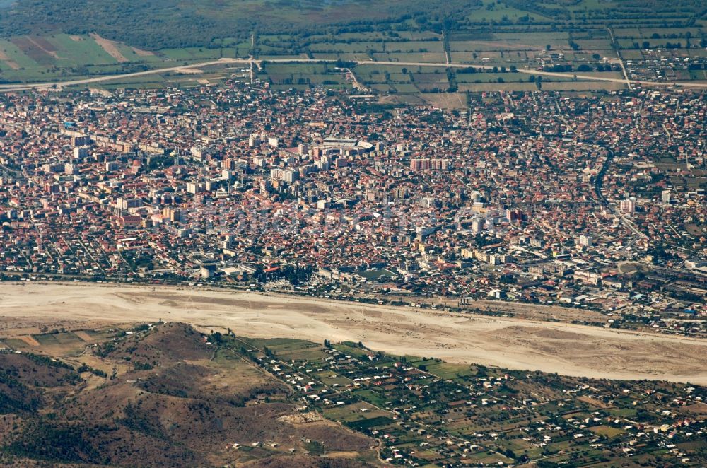 Shkodra aus der Vogelperspektive: Stadtansicht vom Innenstadtbereich in Shkodra in Albanien