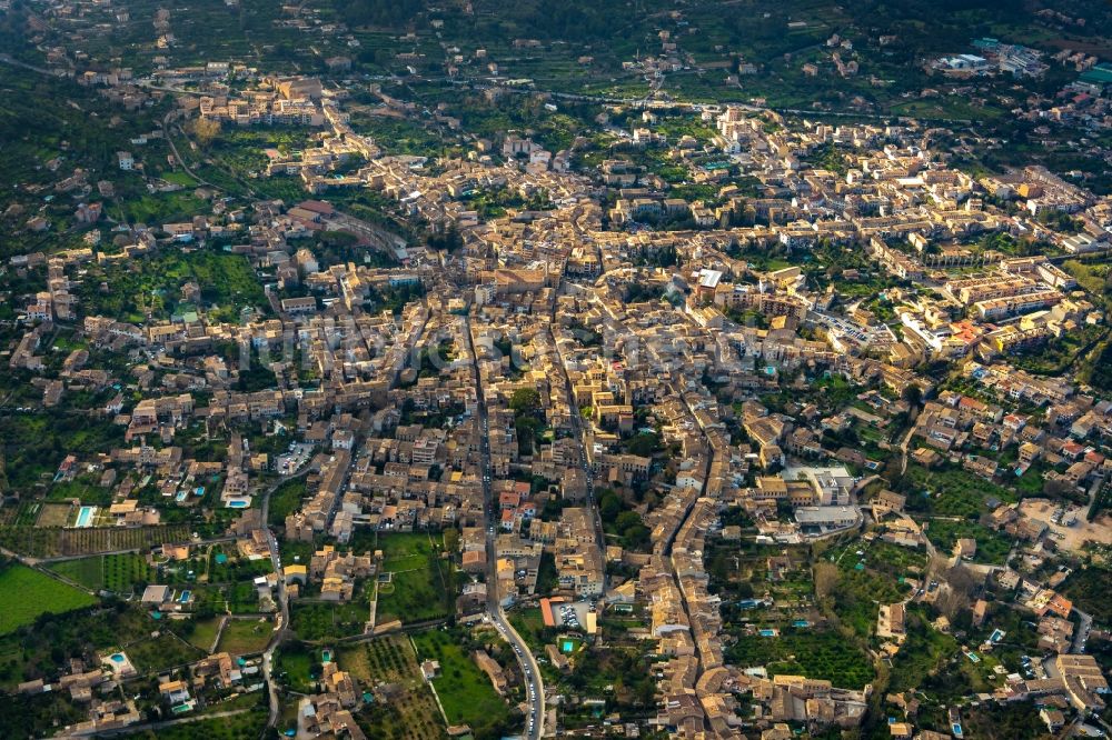 Soller von oben - Stadtansicht vom Innenstadtbereich in Soller auf der balearischen Mittelmeerinsel Mallorca, Spanien